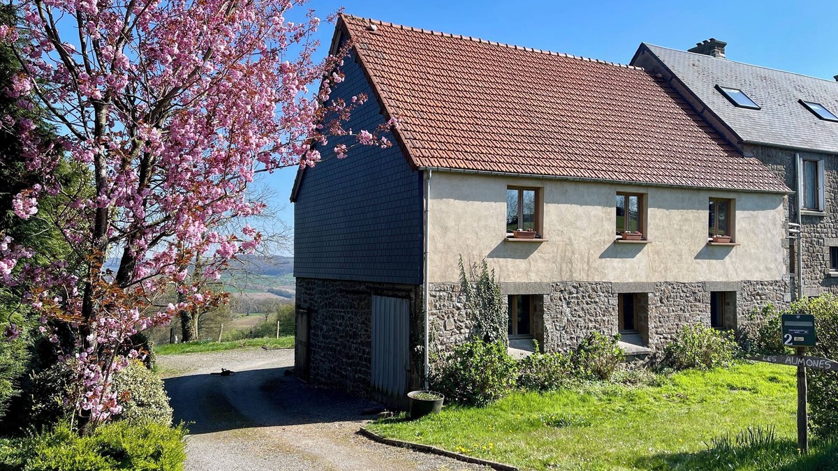 Perriers-en-Beauficel Cottage | Gîte in the Normandy countryside overlooking the valley