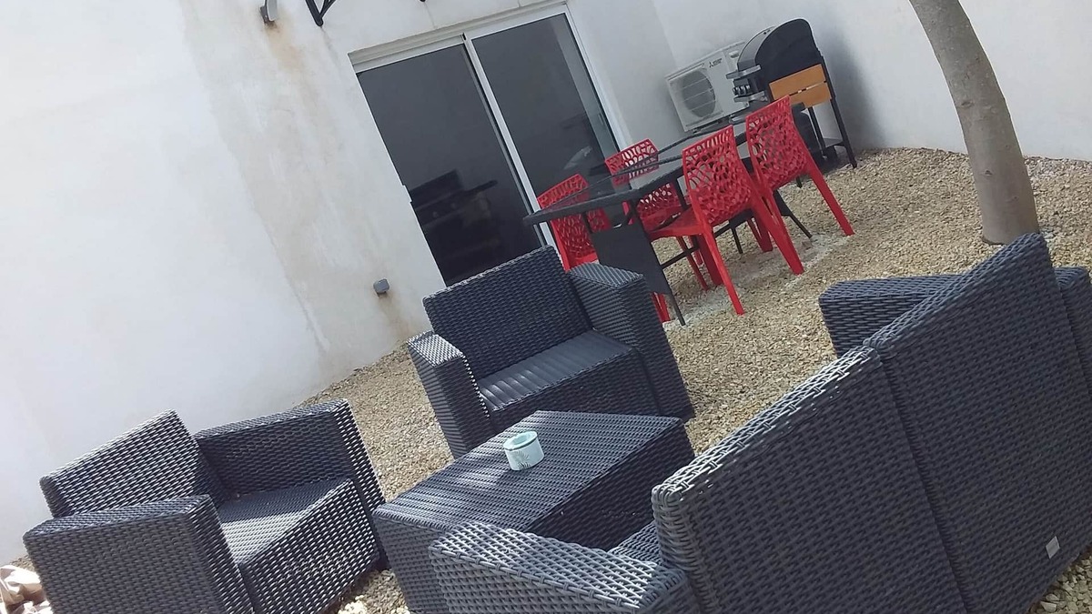 Saint-Cannat Apartment | Gîte in the Aix countryside, 5 minutes from La Barben zoo, pets welcome