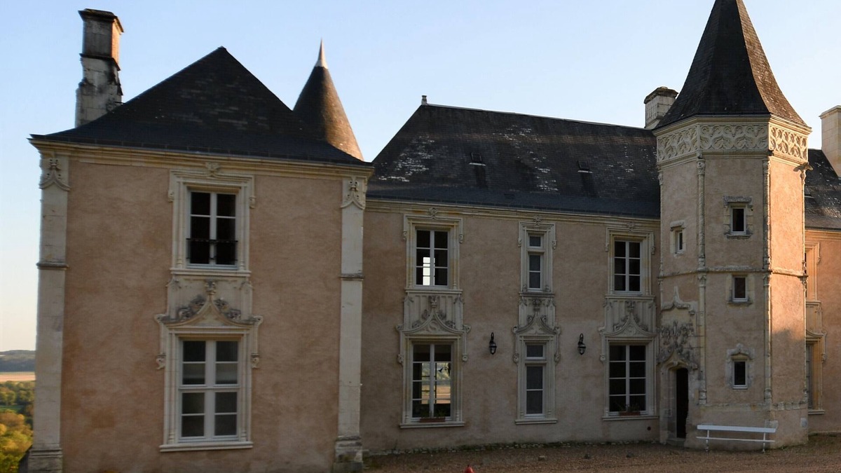 Lavenay House | Gite in the castle of La Flotte, with swimming pool