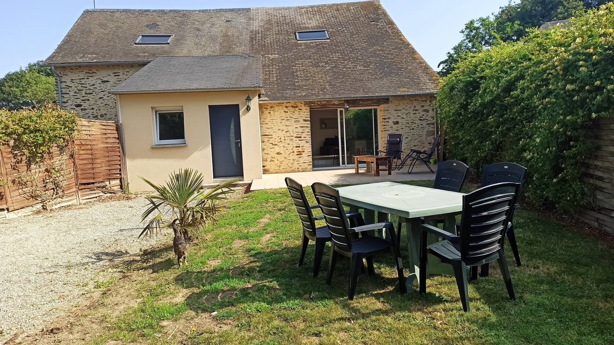 Cosse-le-Vivien Other | Gite in the heart of a farm overlooking meadows and animals.