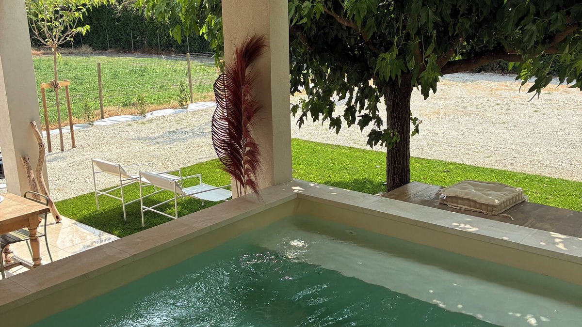 Graveson House | Gîte in the Provencal countryside. Heated swimming pool.
