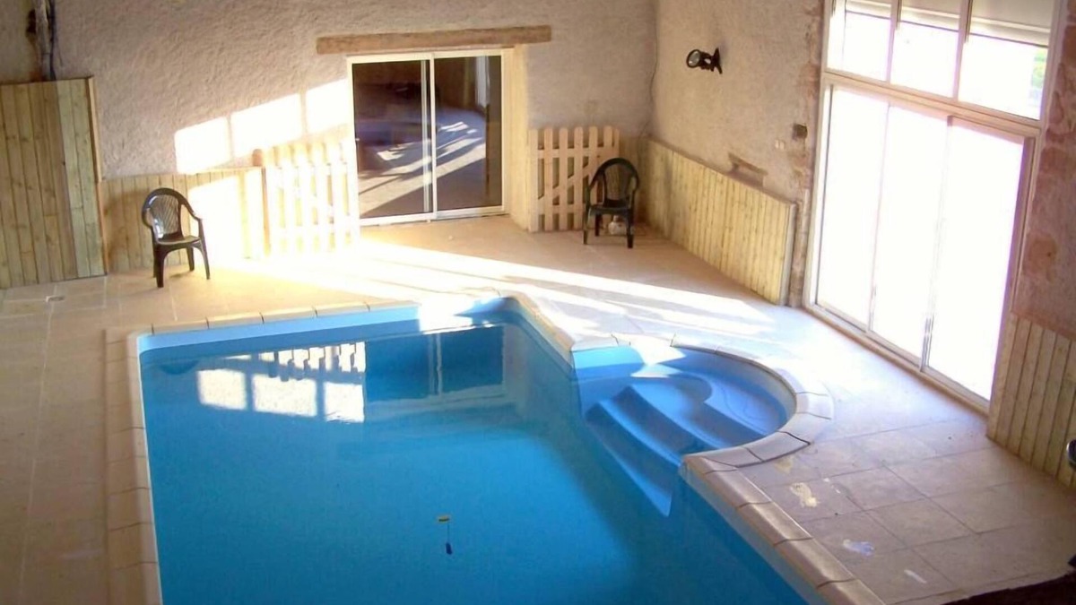 Ambernac Cottage | Gite l'hirondelle with heated indoor pool for 6 people