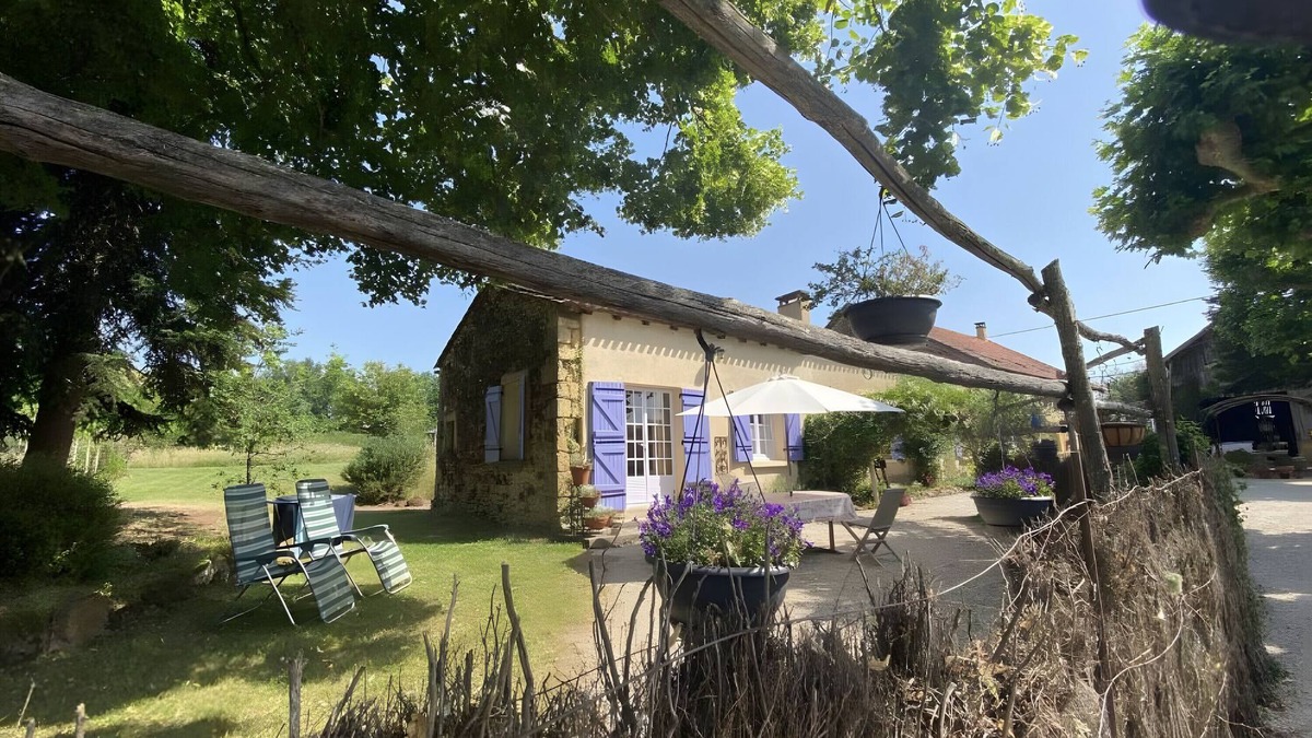 Le Buisson-de-Cadouin House | Gîte La Forge – Holiday Home with Shared Pool and Garden View in Bazeilles