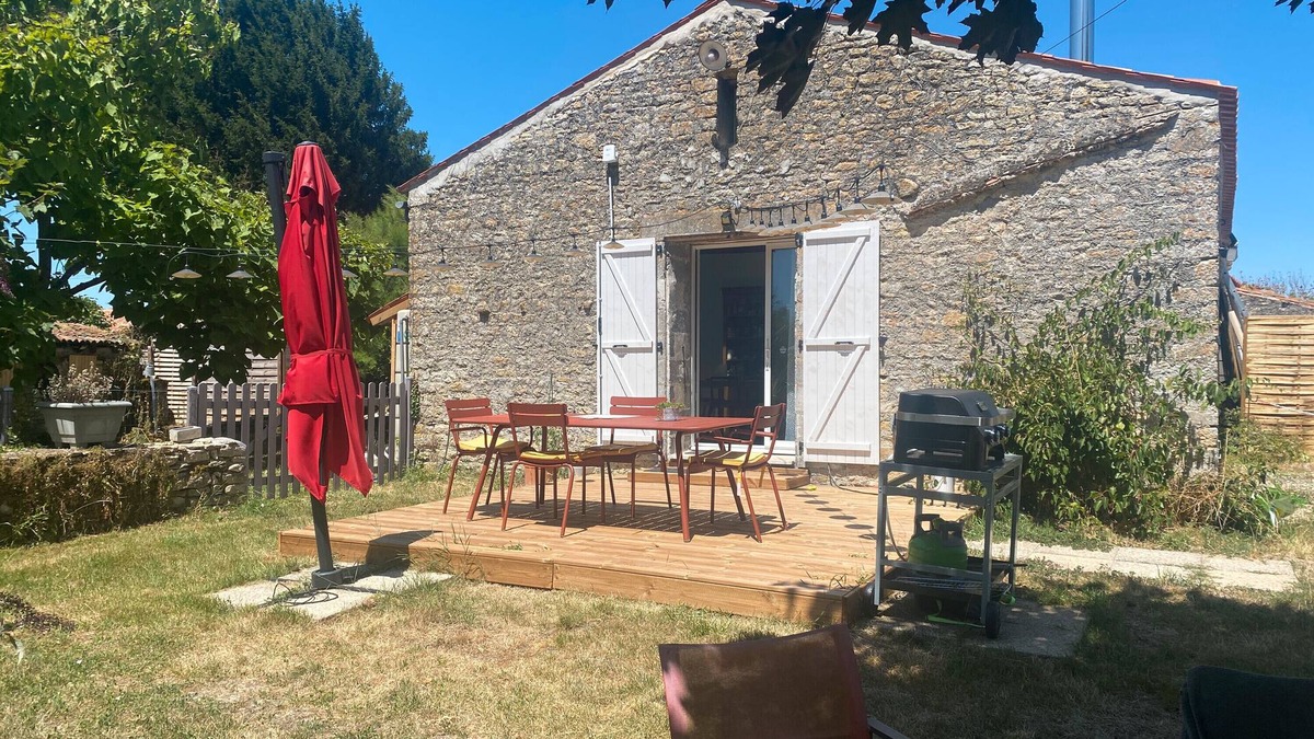 Chaille-les-Marais House | Gîte 'La Grange Hulotte' with Private Terrace, Shared Garden and Wi-Fi