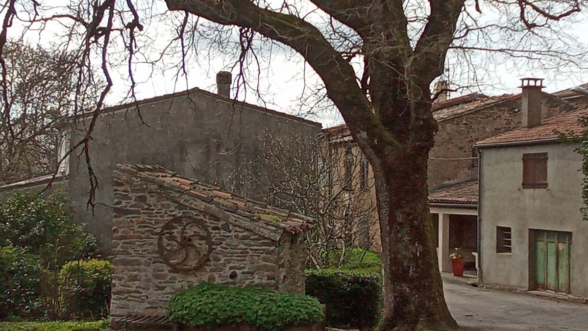 Les Brunels House | Gite La maison d'Adèle in a quiet village in the Montagne Noire near Revel