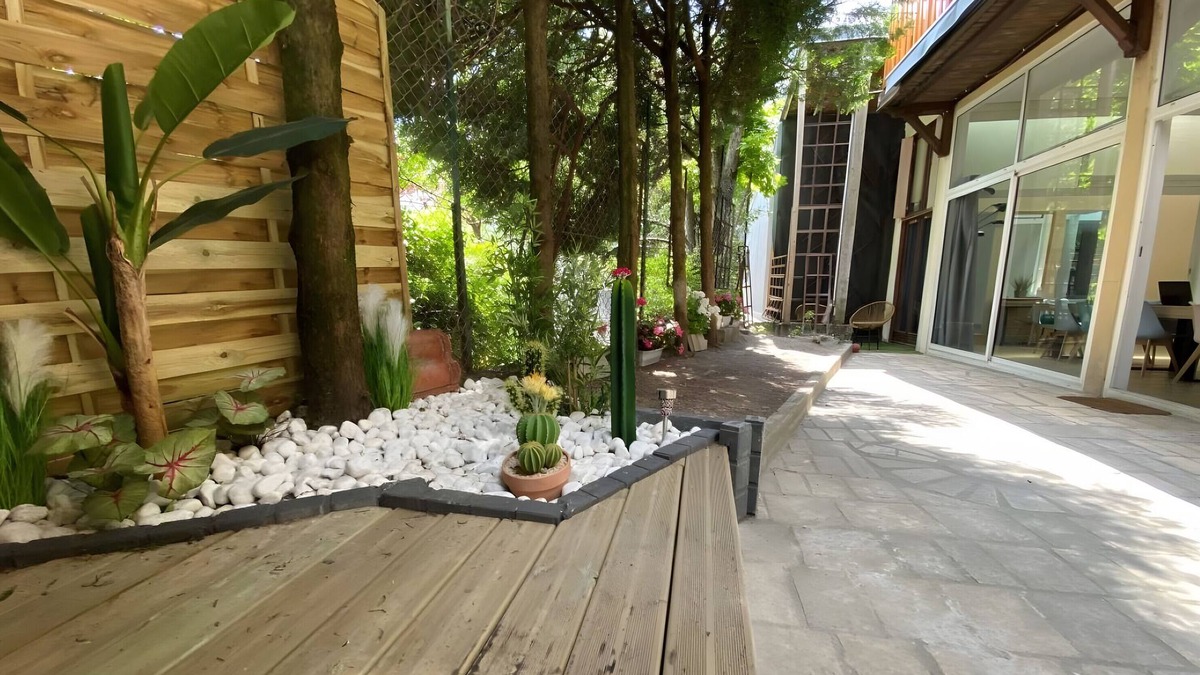 Bourges Cottage | Gîte "La Maison du Ruisseau" with Private Terrace, Balcony and Wi-Fi