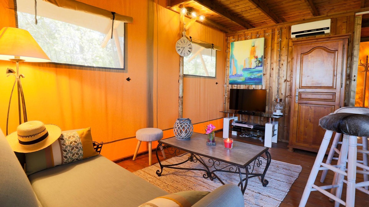 Trets Cottage | GITE LA PINE FOREST WITH PRIVATE POOL ABOVE GROUND