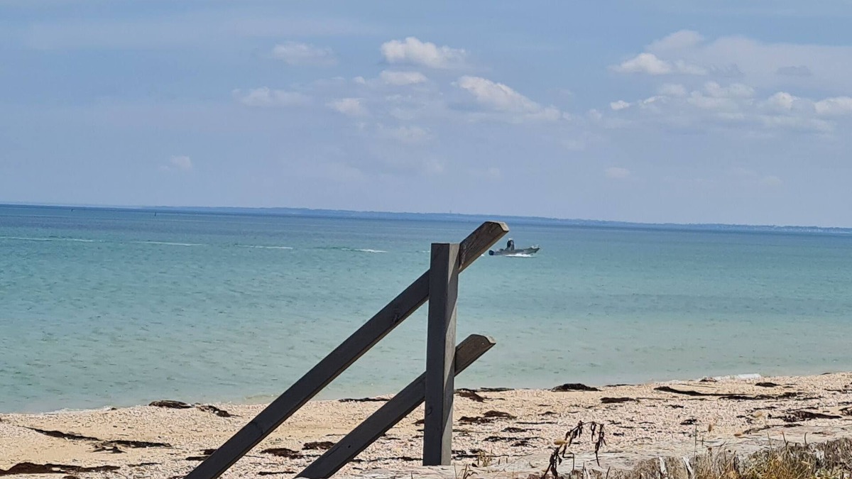 Saint-Marcouf Cottage | Gite la plage, ideal for 5 people with a beautiful sea view