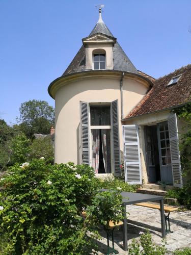 Cosne-Cours-sur-Loire House | Gite La Tourelle Château de Montchevreau