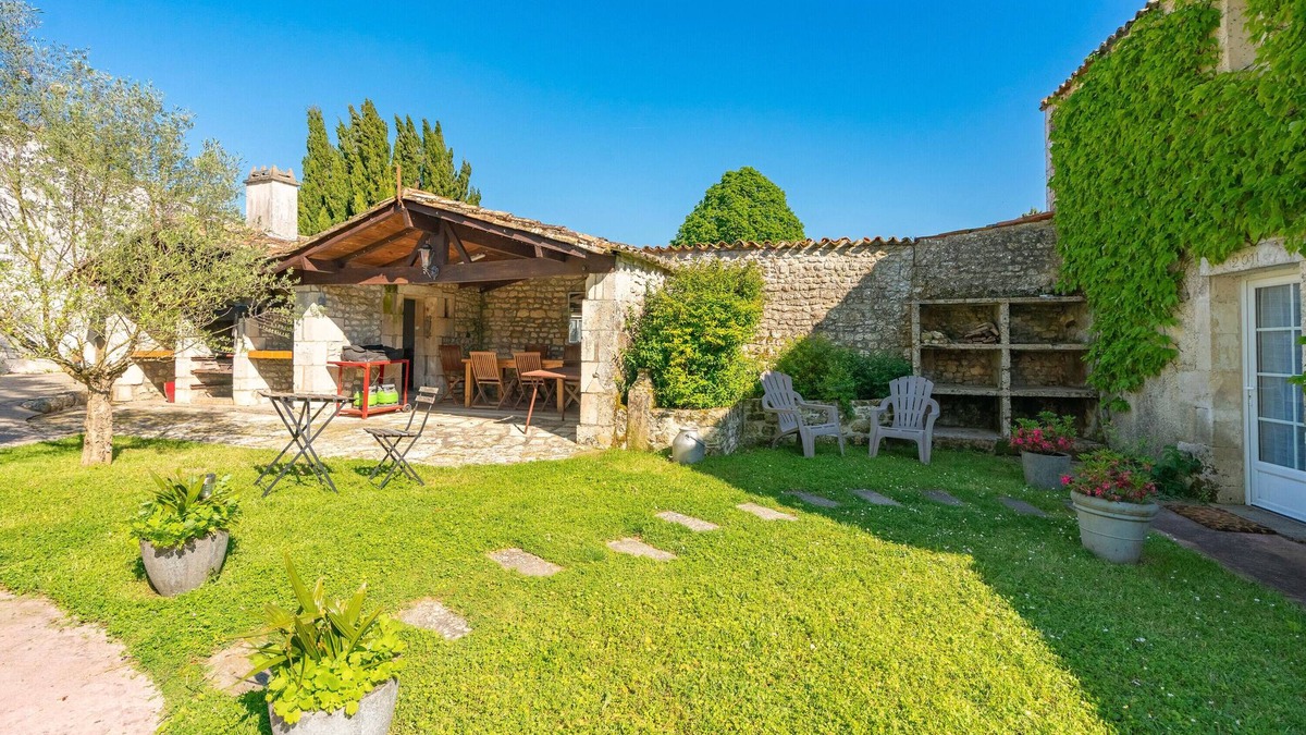 Saint-Romain-de-Benet Cottage | 'Gîte Le Chai' with Shared Pool, Wi-Fi and Air Conditioning