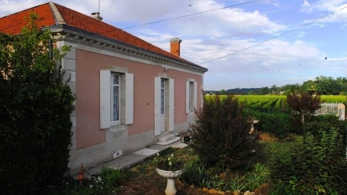 Barsac Cottage | Gite ' le Vieux Pressoir * ' with swimming pool, children's playground,