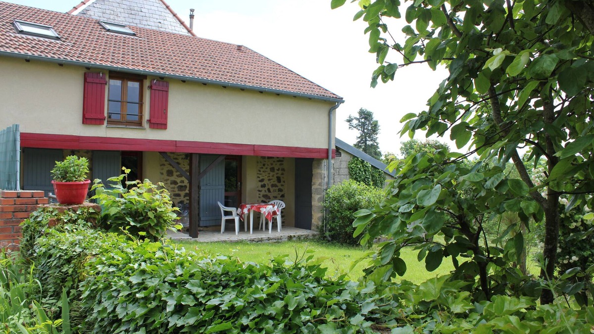 Aubusson House | GITE LES VOLETS ROUGES