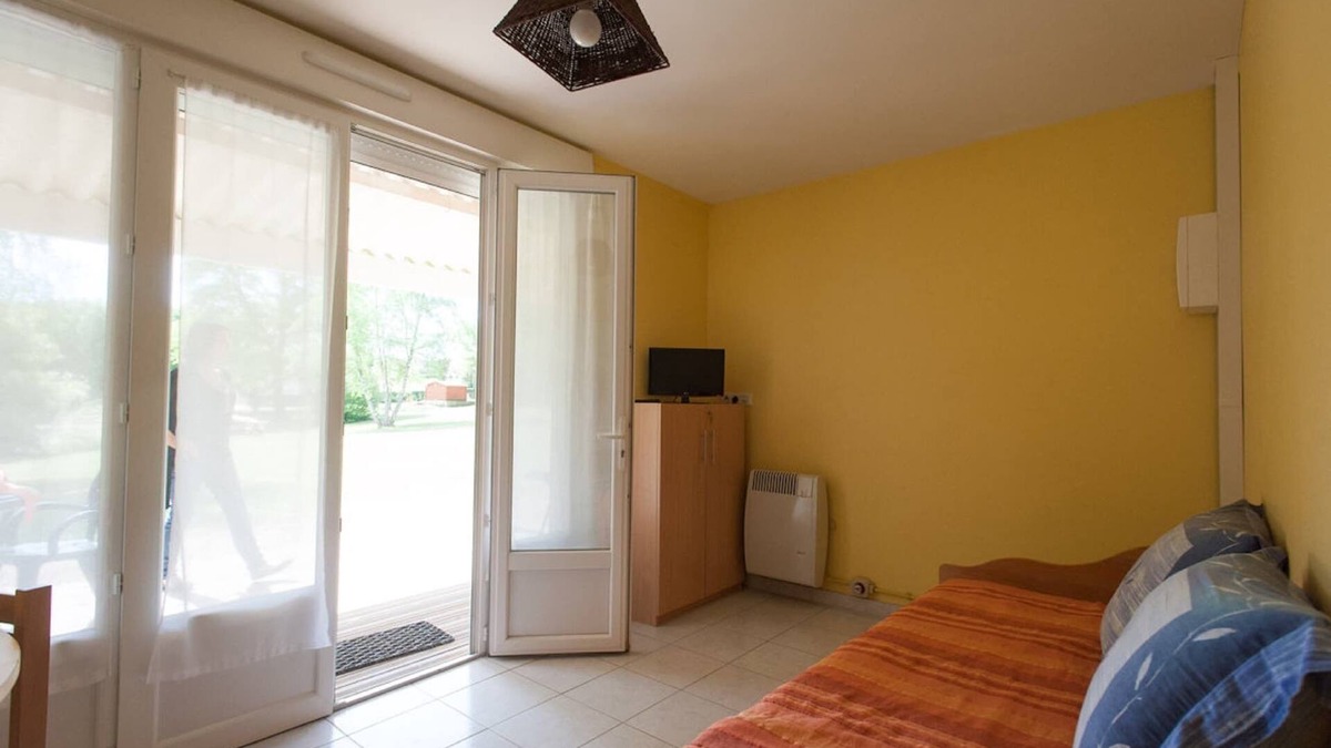 Sauze-Vaussais Cottage | Gite located in lush greenery