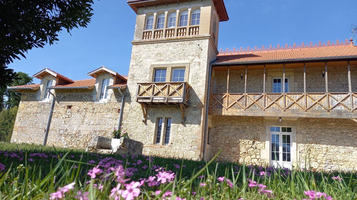 Feugarolles House | Gite Lou Héouguet: atypical industrial-style house (Rated 4*)