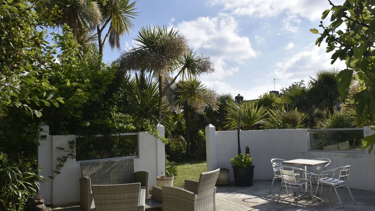 Surtainville House | Gîte - parking - pool in summer - sea and stores
