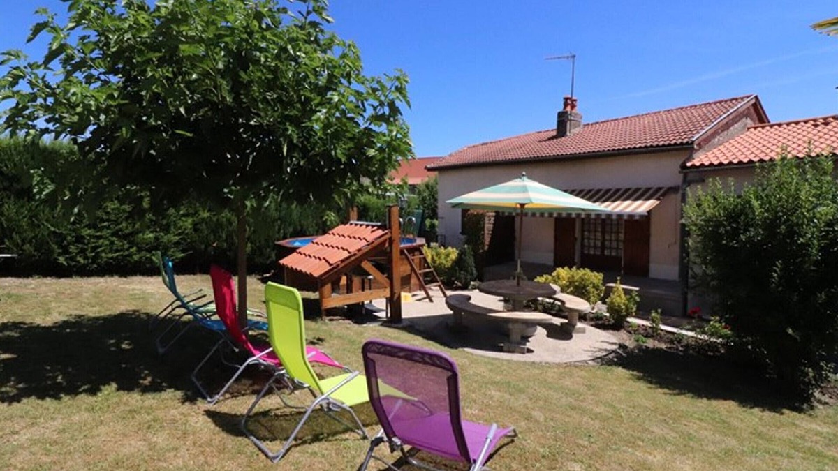 Saint-Santin-de-Maurs Cottage | Gite Saint-Santin-de-Maurs, 3 bedrooms, 6 persons