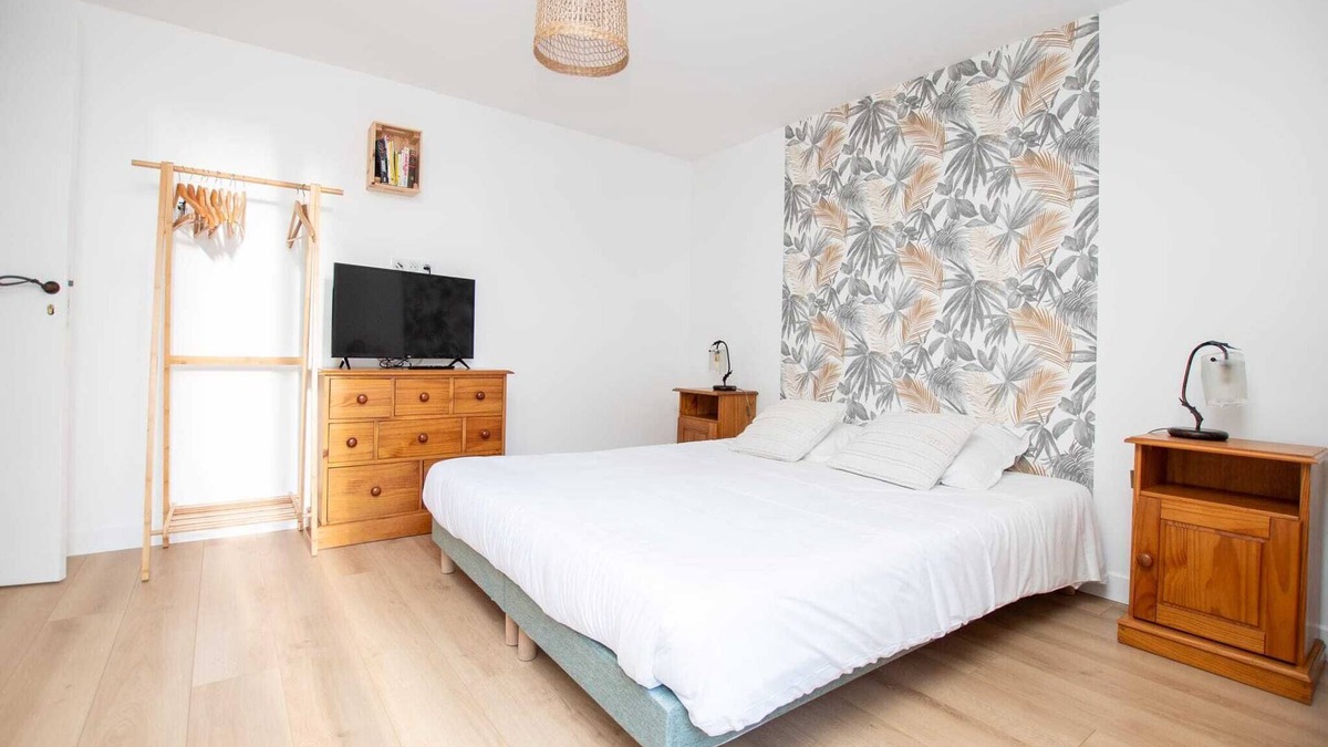 Pujaudran Cottage | Gîte Saint-Jacques-de-Compostelle, 2 rooms, 2 bathrooms, very cool in summer, very large terrace - shared outdoor pool - private Jacuzzi optional