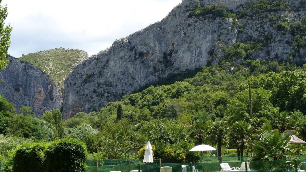 Anduze Apartment | Gite Tout Équipé Dans un mas Avec Piscine et vue sur la "porte des Cévennes"