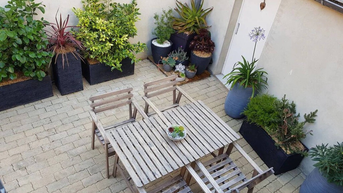 Saint-Vaast-la-Hougue Apartment | Gite with terrace, sheltered from the wind, not overlooked, 200m from a beautiful beach.
