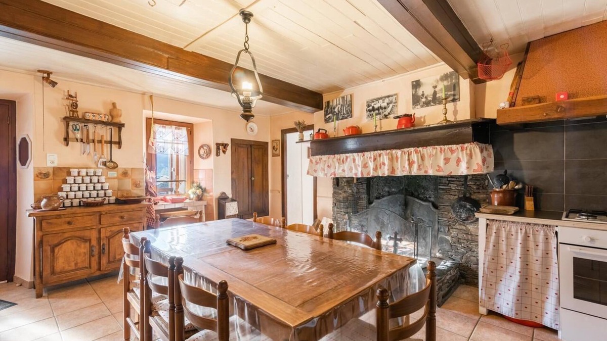 Thebe House | Gîte with great views of the mountains - enclosed garden - not overlooked -