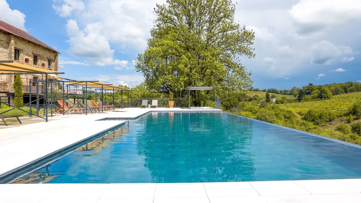 Coussac-Bonneval House | Gites de la fabrique, infinity pool, jacuzzi, playground, in/outdoor trampoline