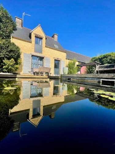 Langrolay-sur-Rance House | Gites La Rifflais - Nénuphar - avec étang privé