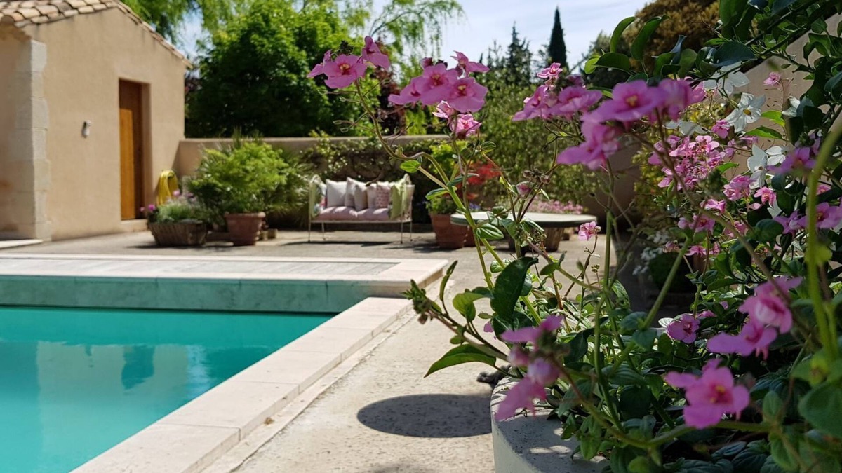 Mouries Villa | Gites Lou-Cabanoun. Well-being. Pool and pool house (massage) up to 8 people