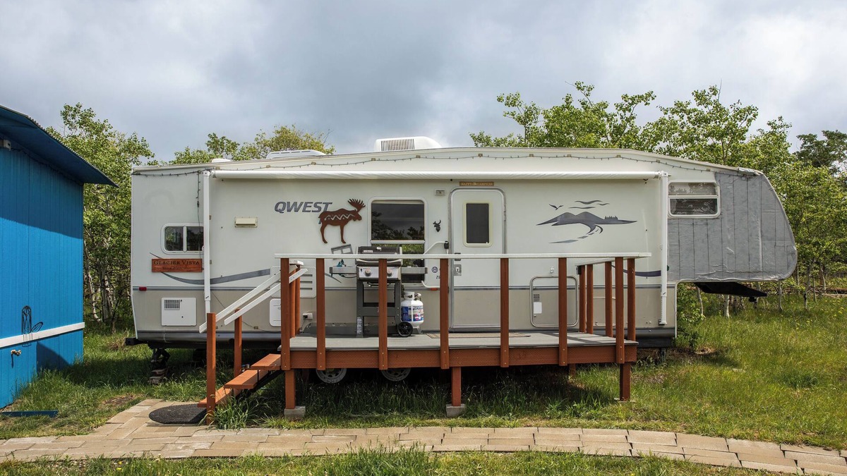 Babb House | Glacier Vista - 30’ Glamping Trailer near Glacier Park. Paradise in the forest.
