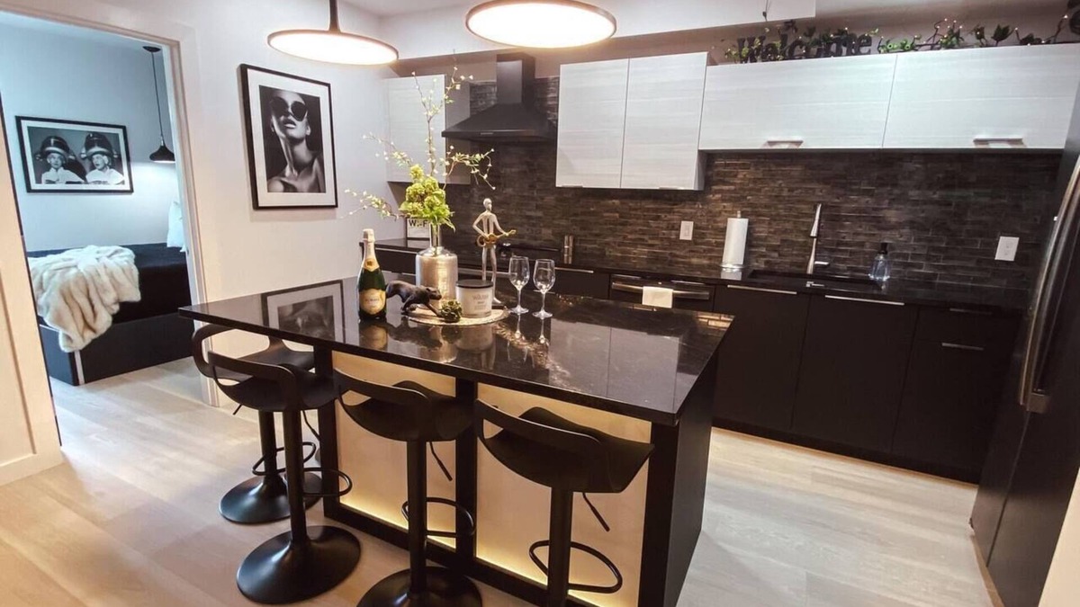 Nashville Condo | Glam 2 Bedroom - On Music Row - Guitar Pool - Sleeps 6