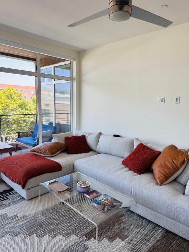 Little Armenia Apartment | Glam by the Hollywood Sign 2 Bed Apt WITH FREE EV PARKING, Pool, Gym