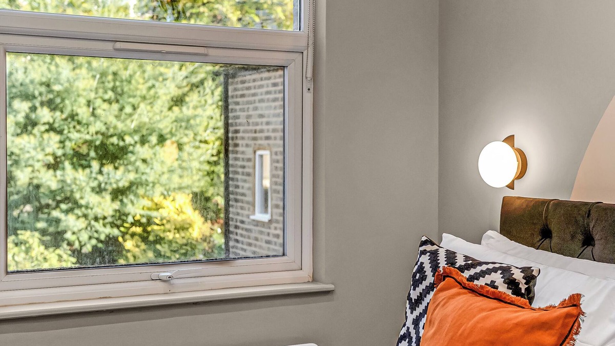 Peckham Apartment | Glam Compact Studio with Chic Kitchenette