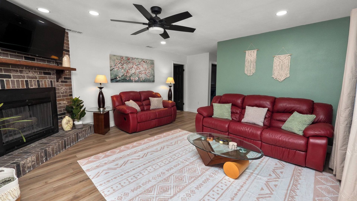 Lakeland House | Glamorous 3BR Retreat on an Acre!