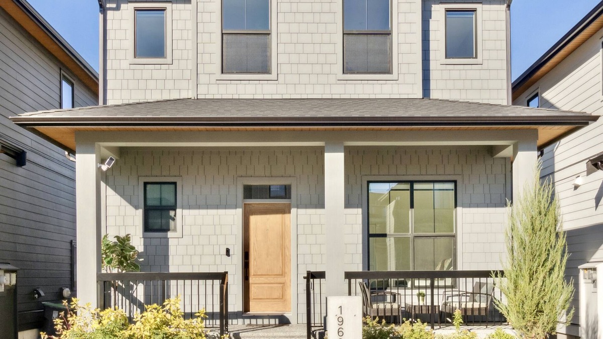Willoughby House | Glamorous, Luxurious & Brand New 4 Bedroom House, Near Vancouver, Pet Friendly