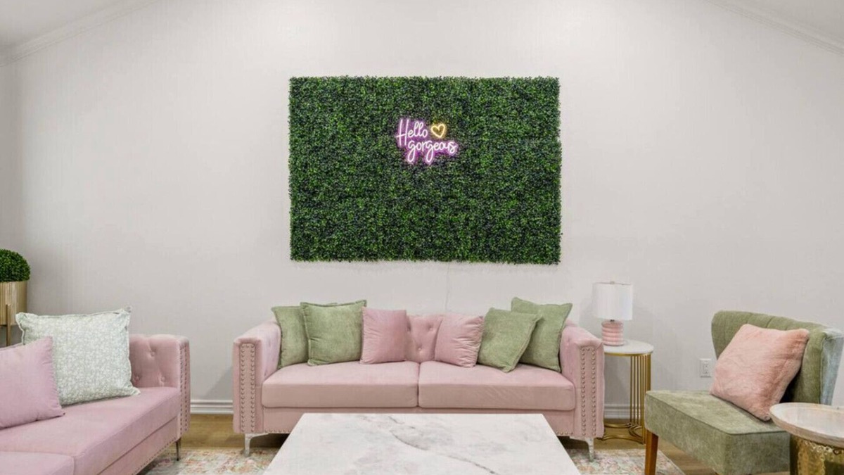 Tyler Apartment | Glamorous Pink Rose of Tyler!