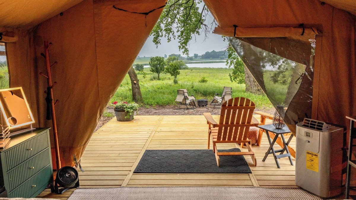 Currie Cabin | Glamp and Uncork at Painted Prairie Vineyard
