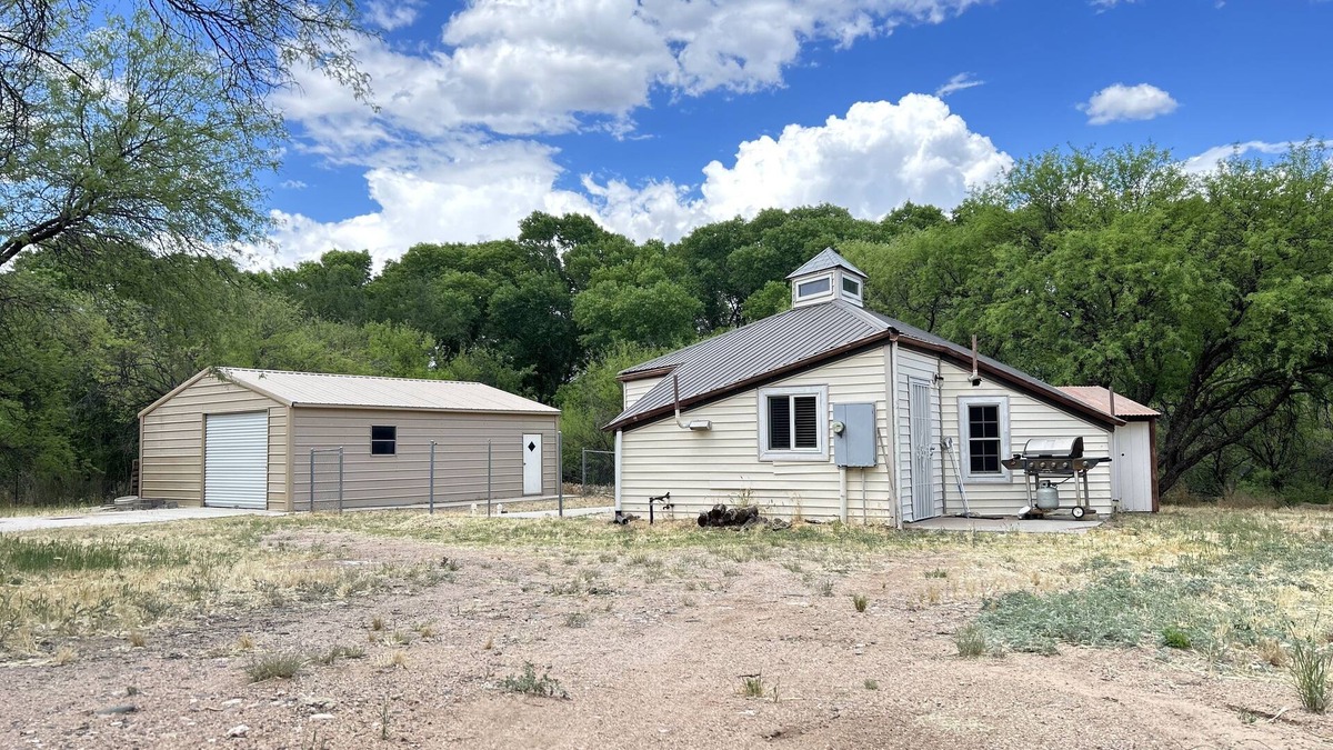 Camp Verde Cabin | Glamping cabin- 10 min from Verde River day use Perfect to unplug & be w/nature