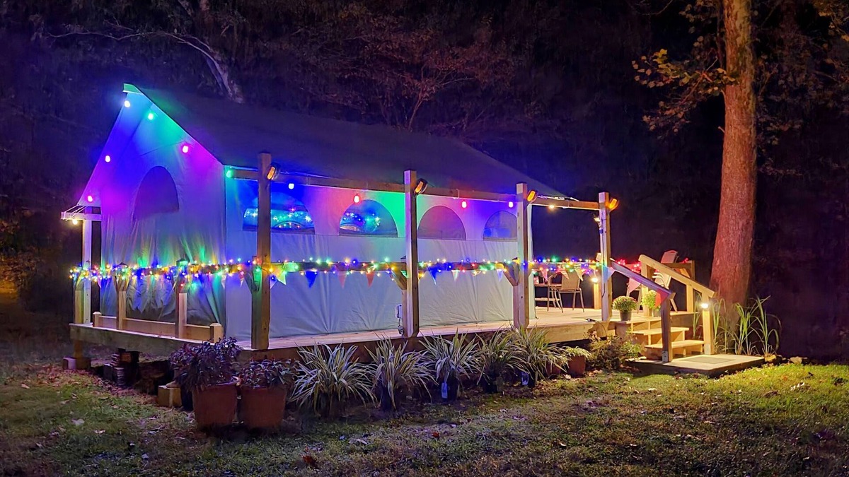 Del Rio RV Rental | Glamping Creekside w/Private Deck and Bath Housen