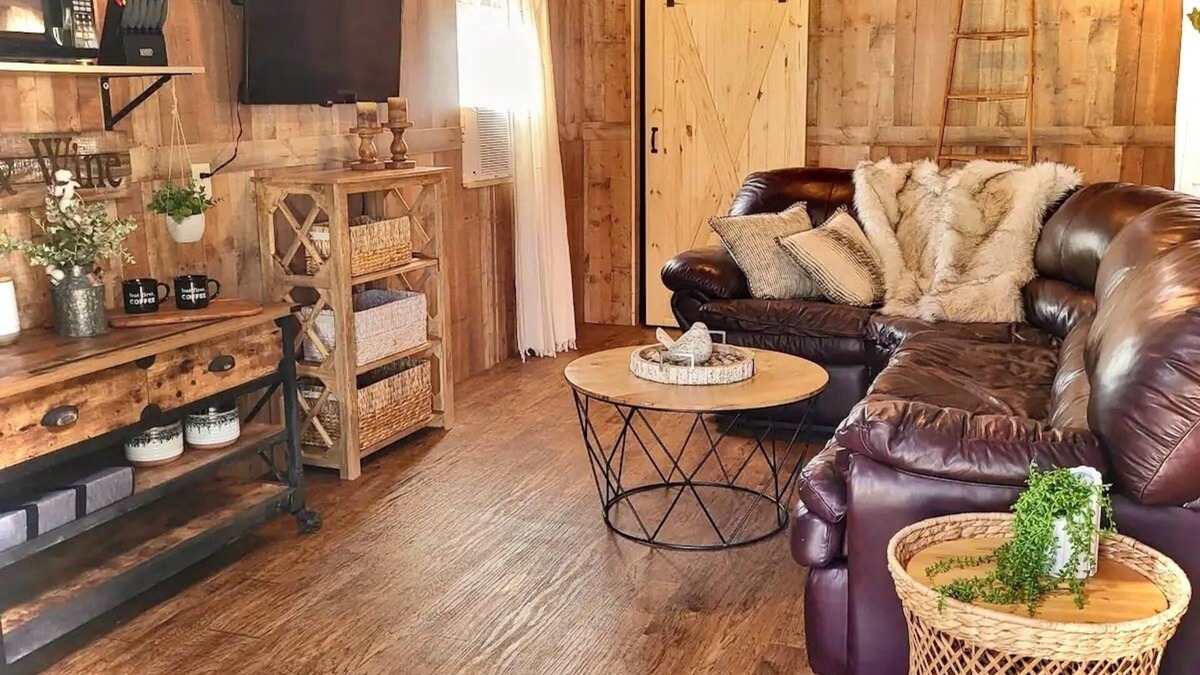 Scraper Cabin | Glamping Family Cabin - floating/fishing/golfing Illinois River near Tahlequah