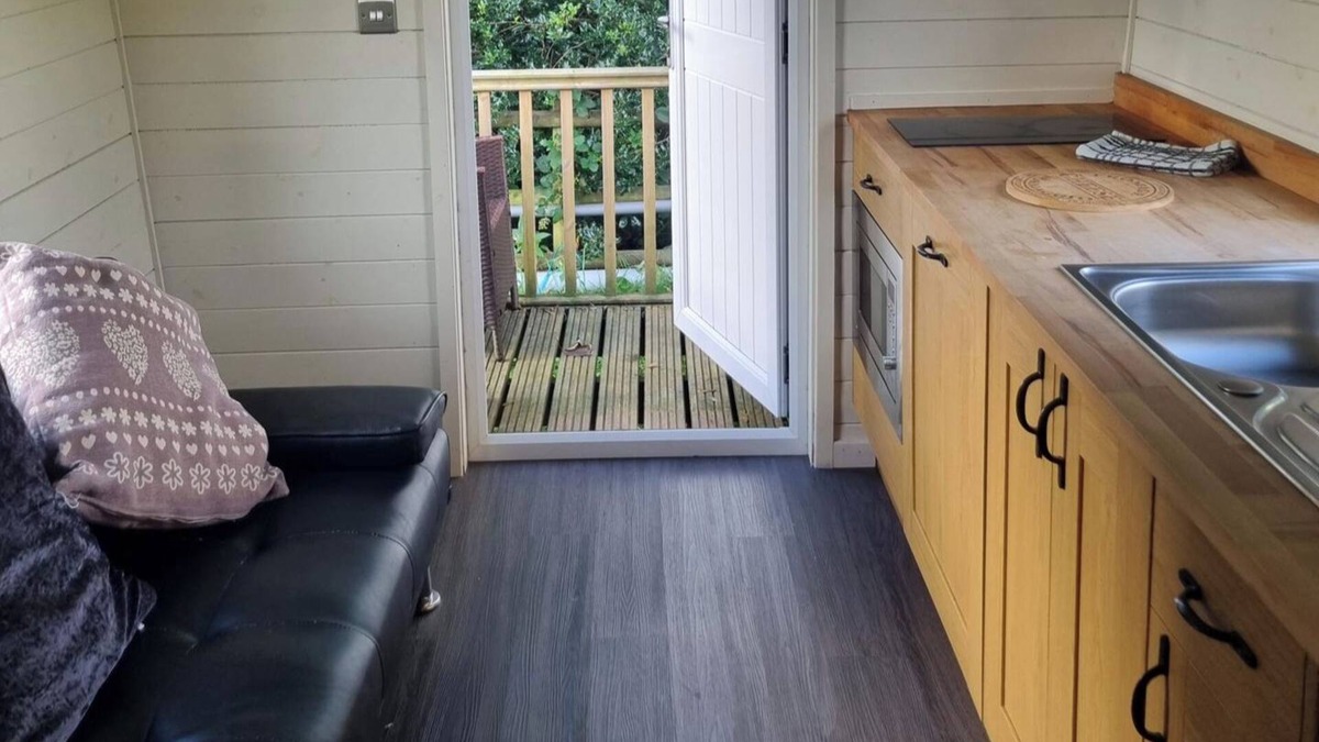 Llanfair Caereinion Cottage | Glamping Hut - Sleeps 2, hot tub & parking