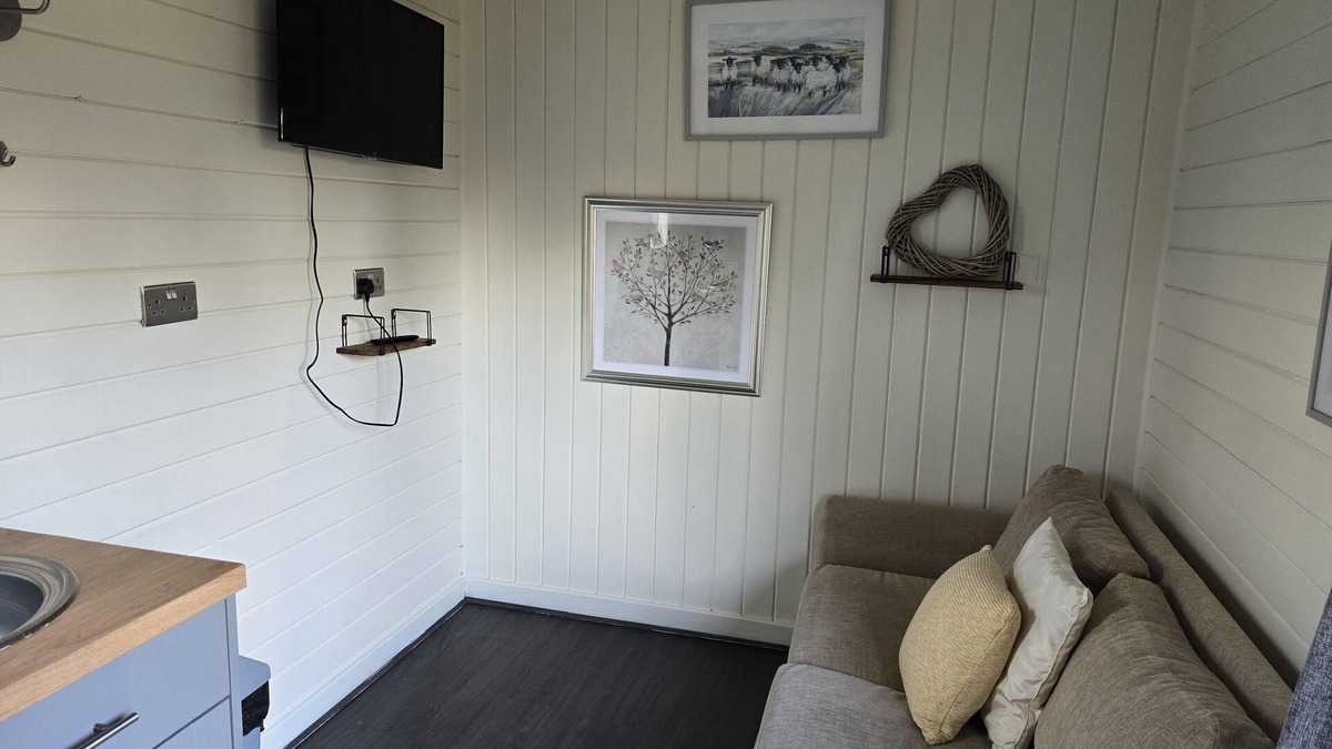 Llanfair Caereinion Cabin | Glamping Hut - Sleeps 2, hot tub & parking