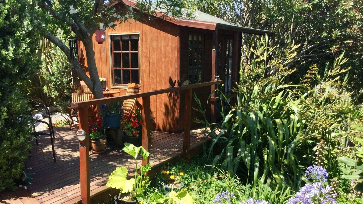 Haumoana Ski Chalet | Glamping in a sweet cabin overlooking lagoon