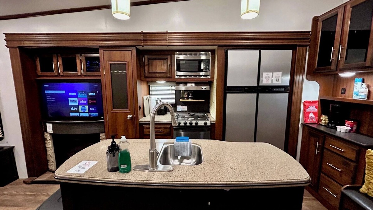 West Odessa House | Glamping in Style - Queen - Mini-Split - Workspace