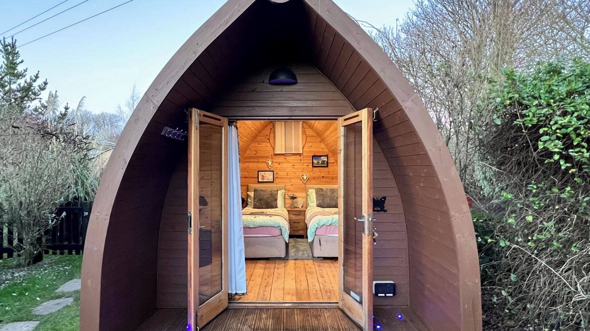 Winterbourne Stoke Cabin | Glamping Pod - Sleeps 2 - Parking
