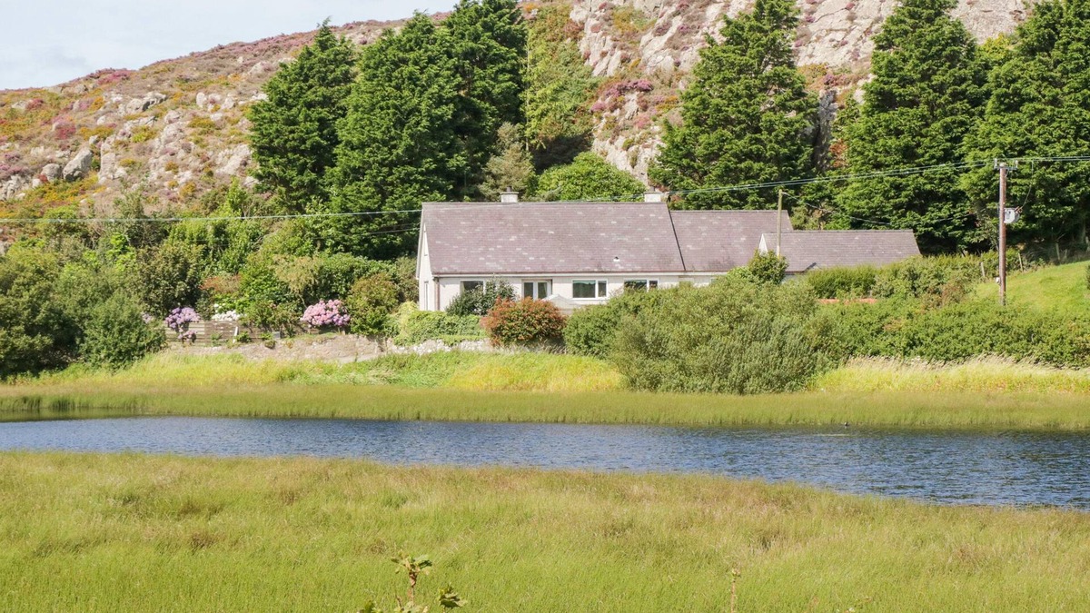 Llanerchymedd House | GLAN GORS, pet friendly, with open fire in Llanerchymedd