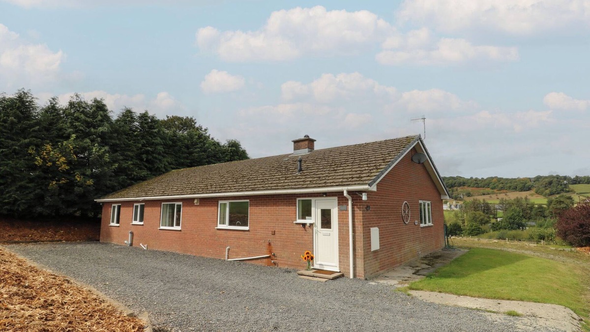 St Harmon Cottage | GLANYRAFON BUNGALOW, pet friendly, with hot tub in St Harmon