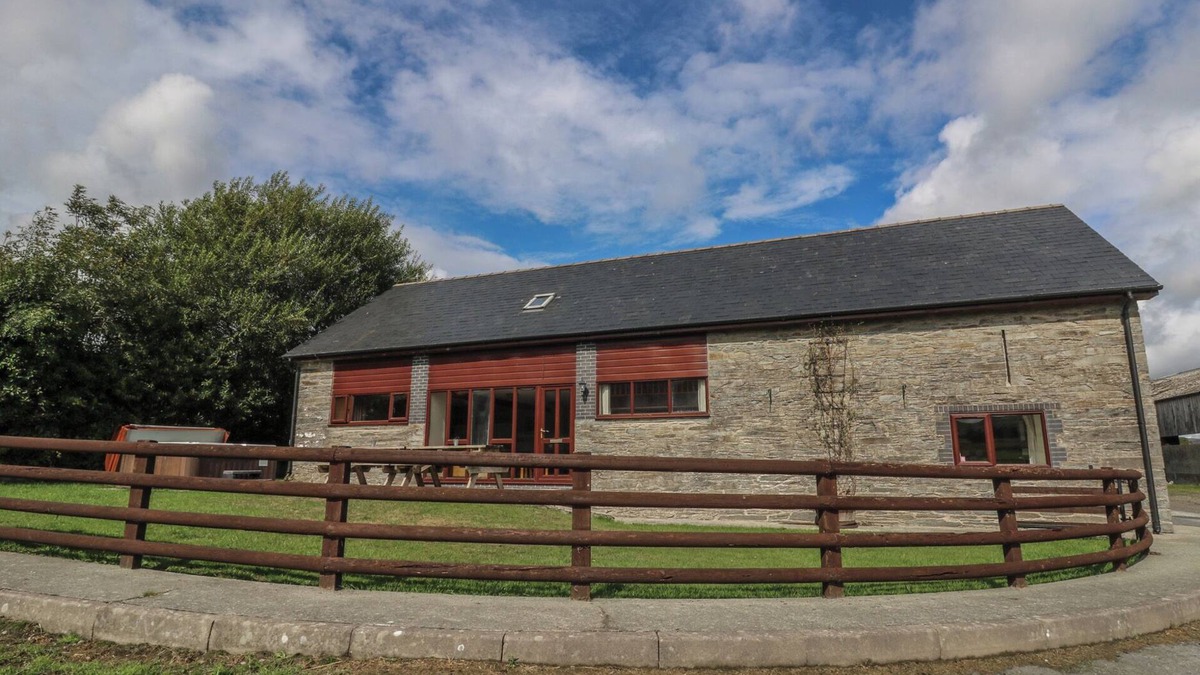 St Harmon Cottage | GLANYRAFON, family friendly, with hot tub in St Harmon