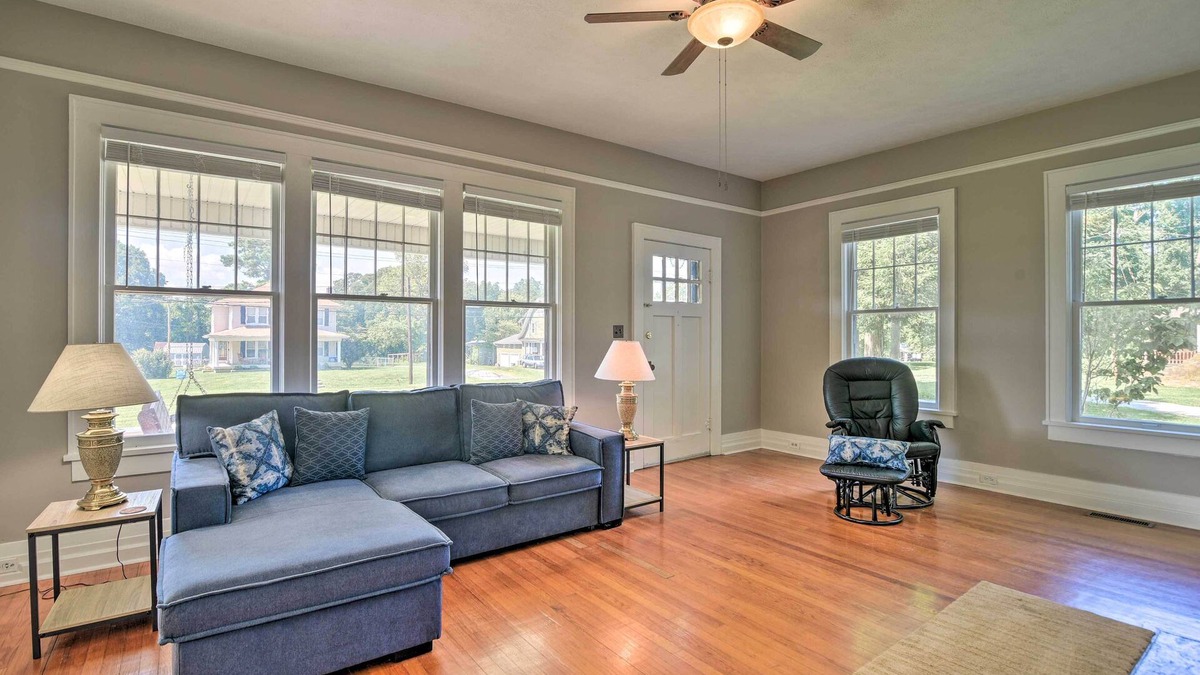 Glasgow House | Glasgow Home w/Porch: Close to Lake & Caves!