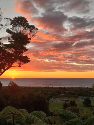 Paroa House | Glass Horizon - Rutherglen Holiday Home