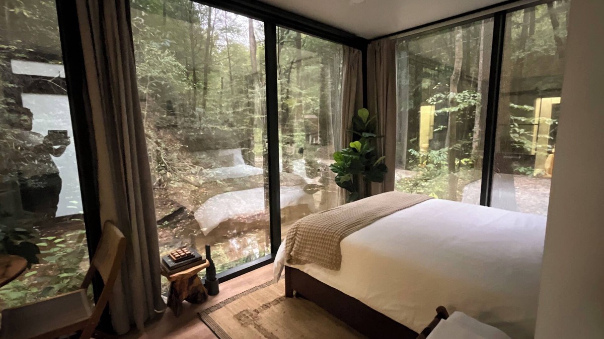 Campton Cabin | “Glass House” #2 - Modern Mirror Home w/Hot-tub
