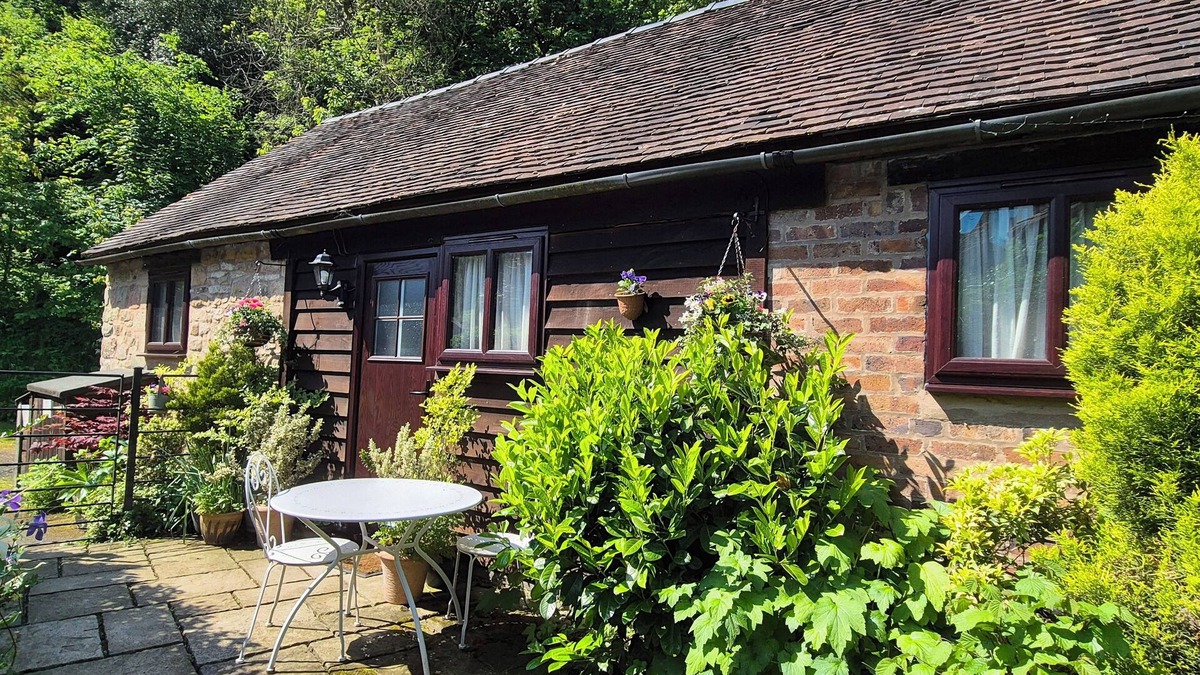 Farlow House | Glebe Barn, Detached Quaint Barn Conversion in Farlow, Shropshire DOGS WELCOME